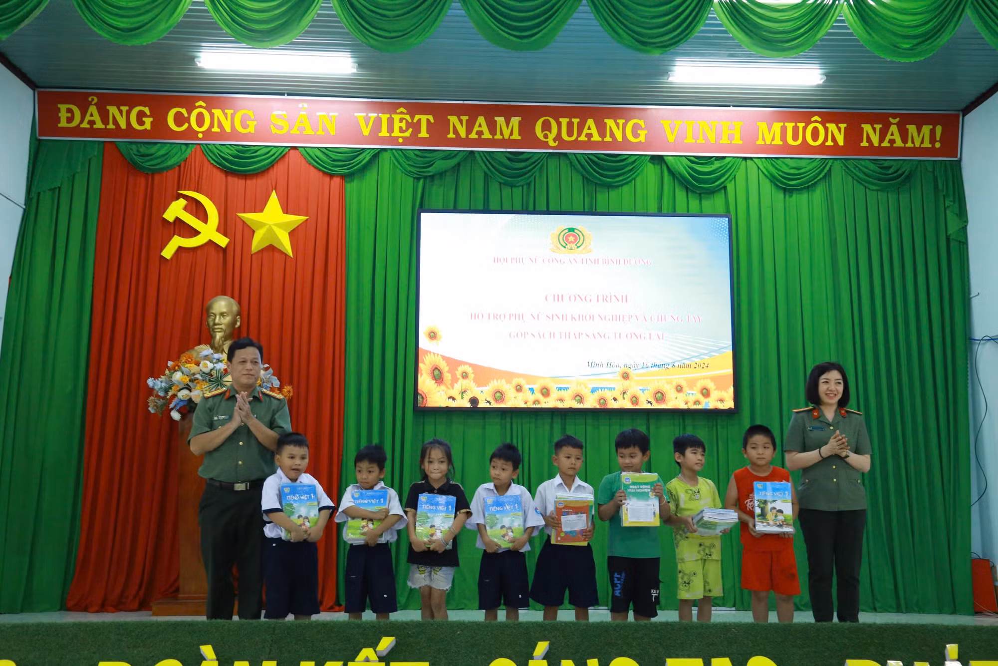 Phụ nữ Công an Bình Dương nhận đỡ đầu cho 40 trẻ có hoàn cảnh khó khăn &nbsp; -0