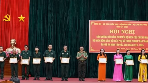Khen thưởng hơn 60 tập thể, cá nhân xuất sắc trong phong trào toàn dân bảo vệ ANTQ