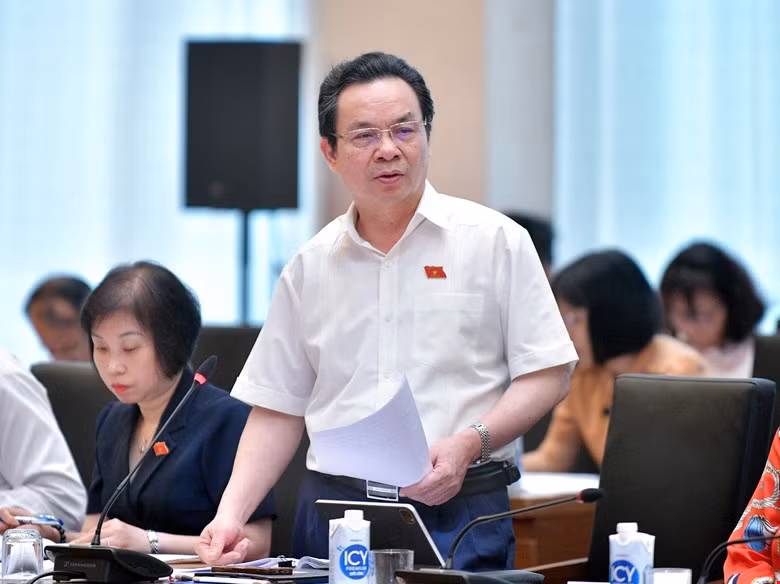 ĐBQH Hoàng Văn Cường nêu kiến nghị tại phiên thảo luận.