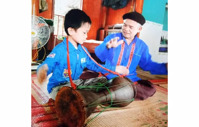 nghệ nhân nhân dân sầm văn sừn truyền dạy những làn điệu sịnh ca cho thế hệ con cháu.jpg -0