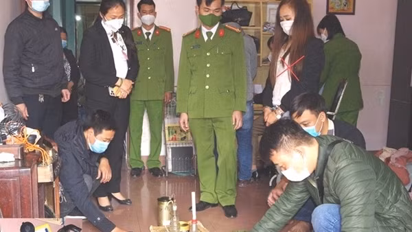 Phát hiện súng bắn đạn hoa cải, áo giáp chống đạn tại nhà "nữ quái" buôn ma túy