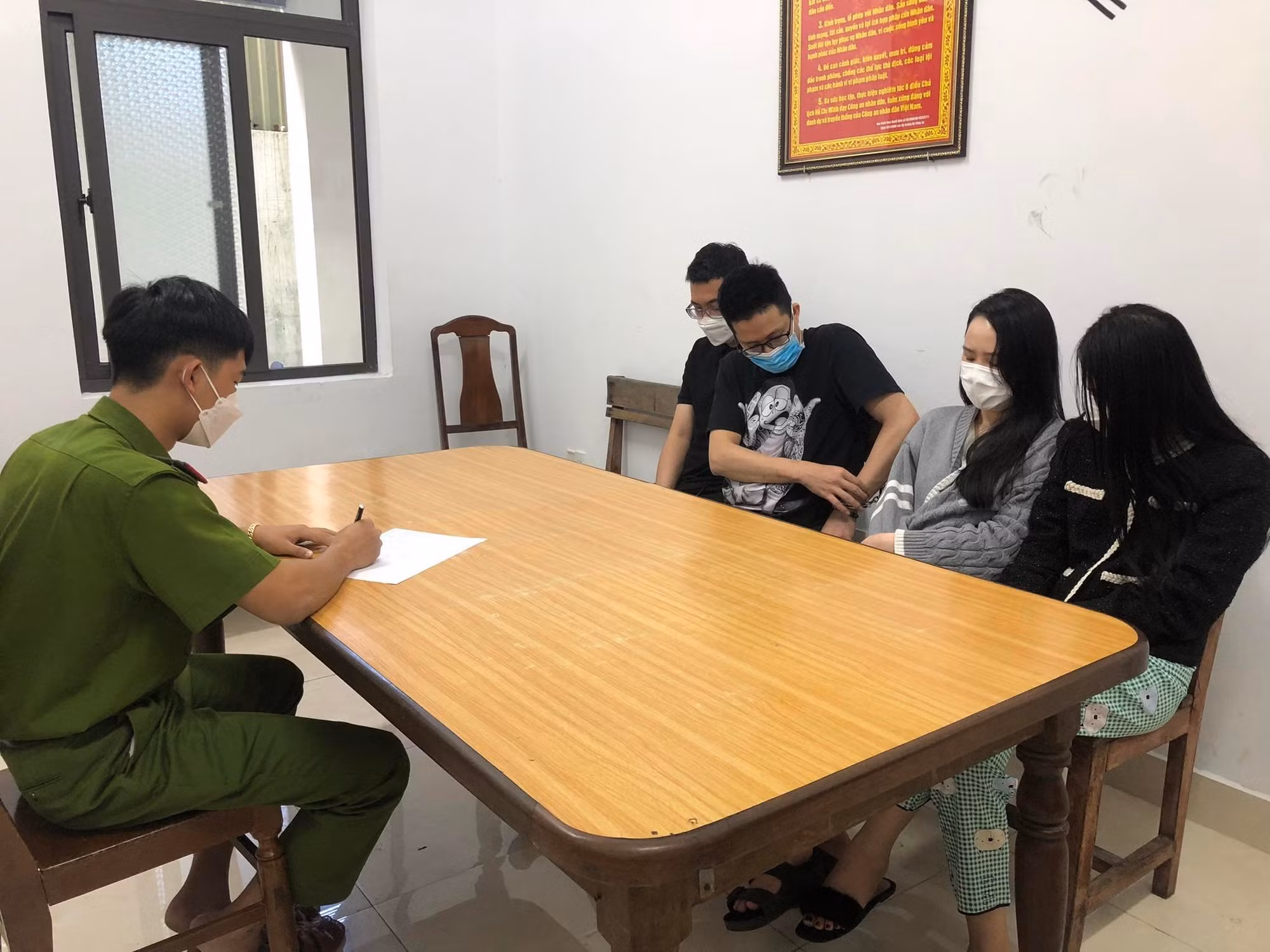 Tạm giữ hình sự nhóm thanh niên thê căn hộ cao cấp mở tiệc ma túy cùng kiều nữ -1