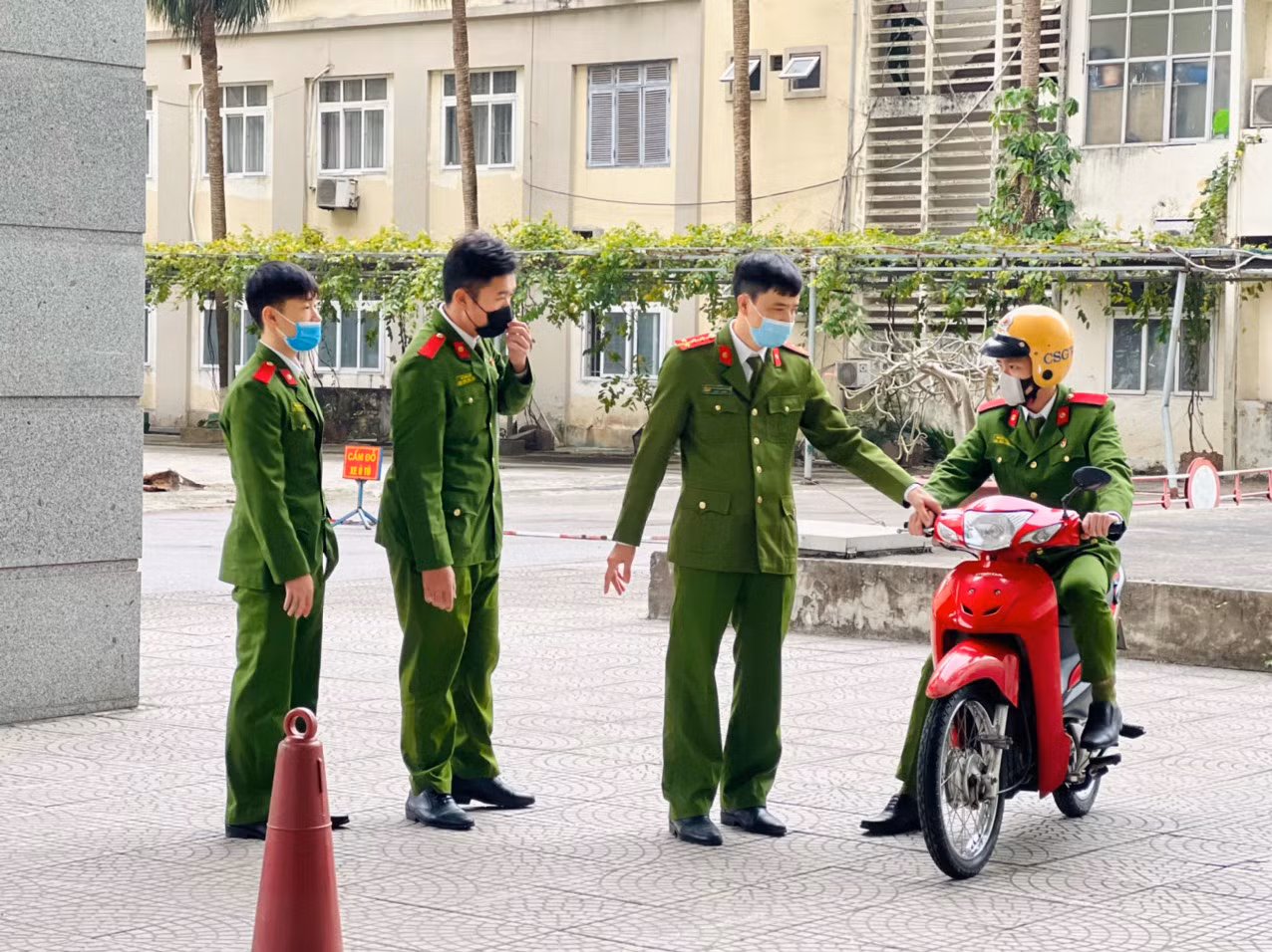 giảng viên trực tiếp hướng dẫn kỹ năng lái xe mô tô an toàn.jpg -0