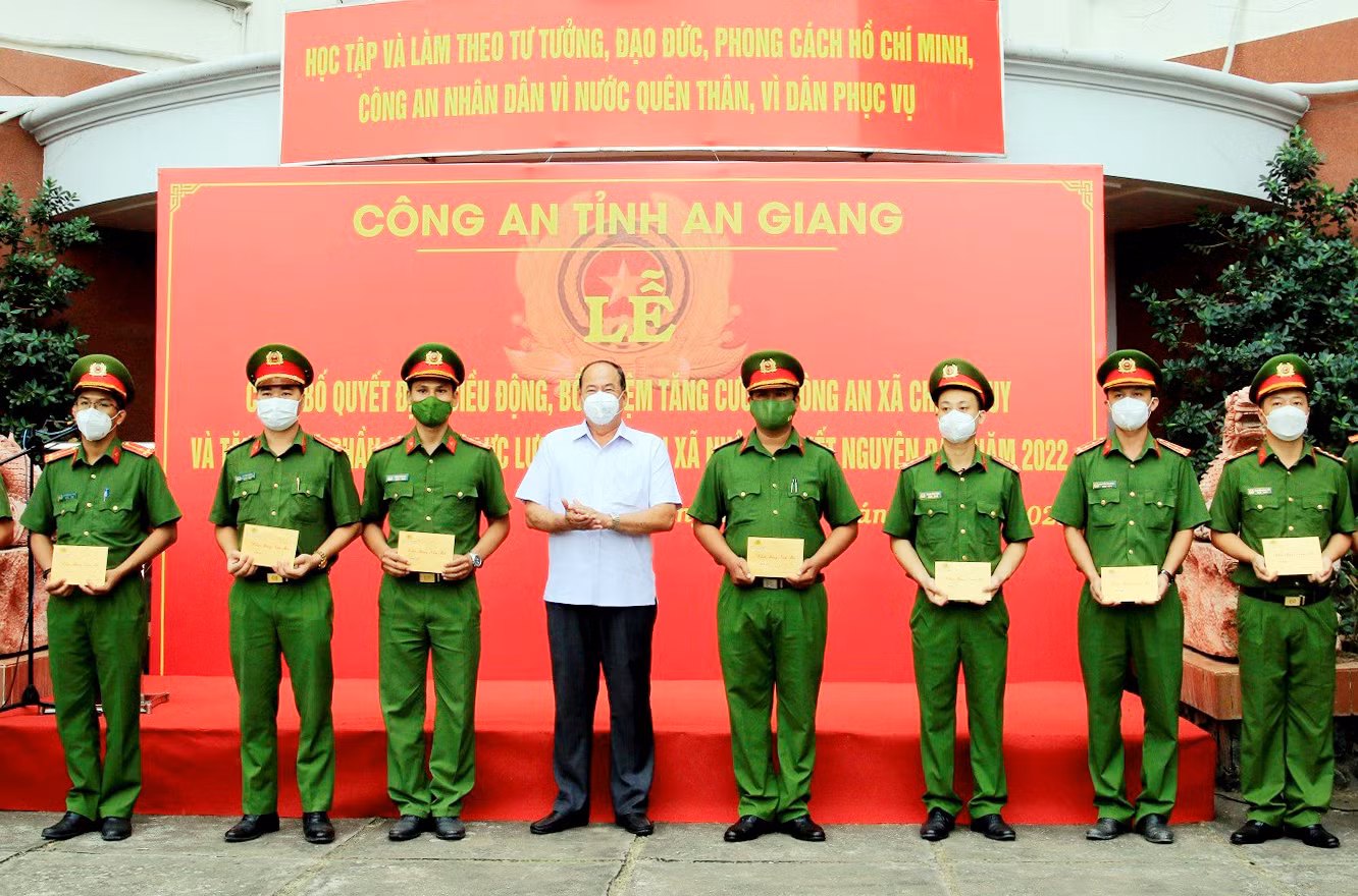 An Giang chuyển toàn bộ mô hình Công an xã bán chuyên trách sang chính quy -0