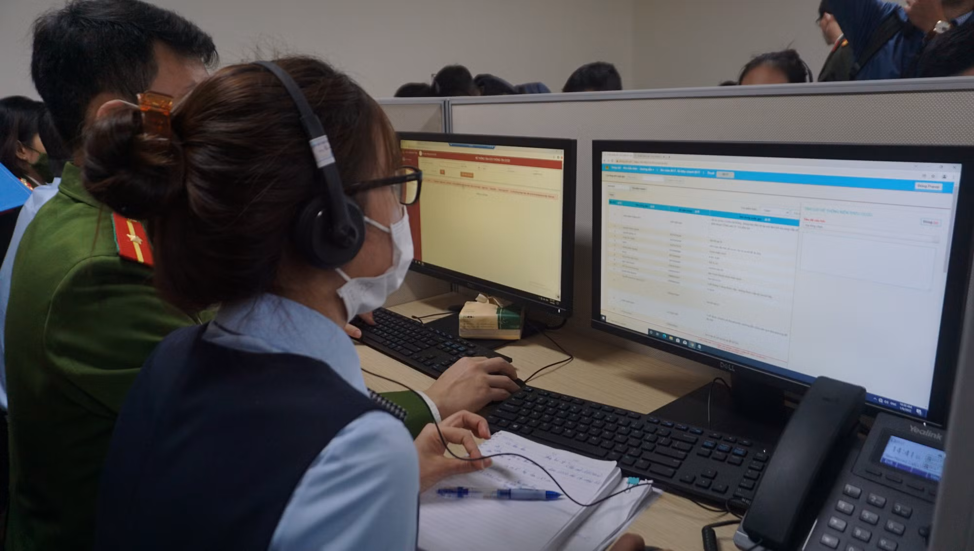 Trong buổi sáng tiếp nhận gần 200 cuộc gọi hỏi về căn cước công dân gắn chíp -0