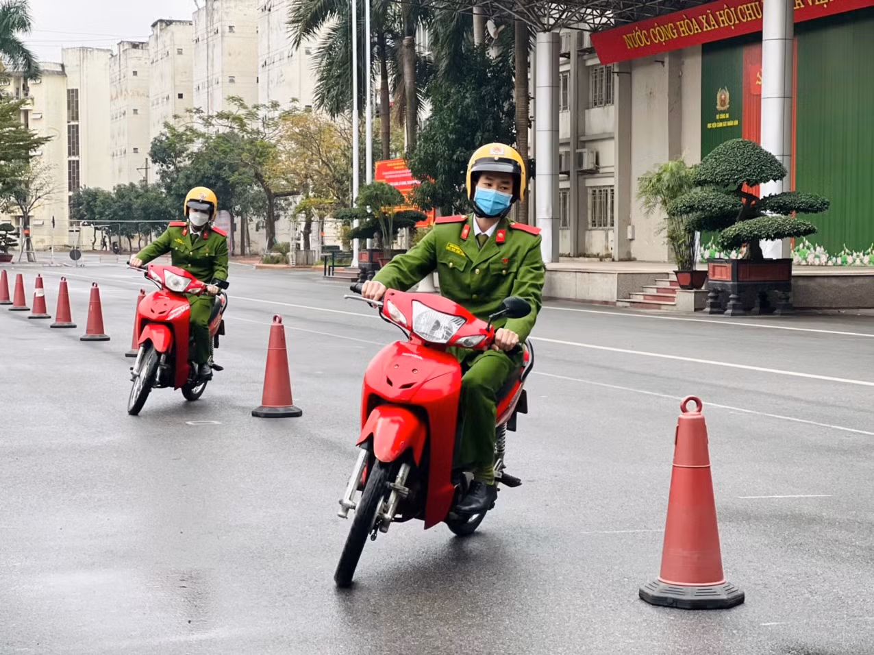 học viên thực hành kỹ năng lái xe mô tô an toàn.jpg -0