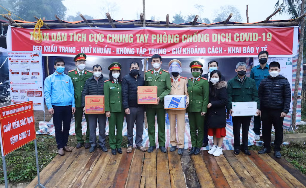Cảnh sát bảo vệ hàng đặc biệt đem Tết sớm về thôn Lân Luông -0