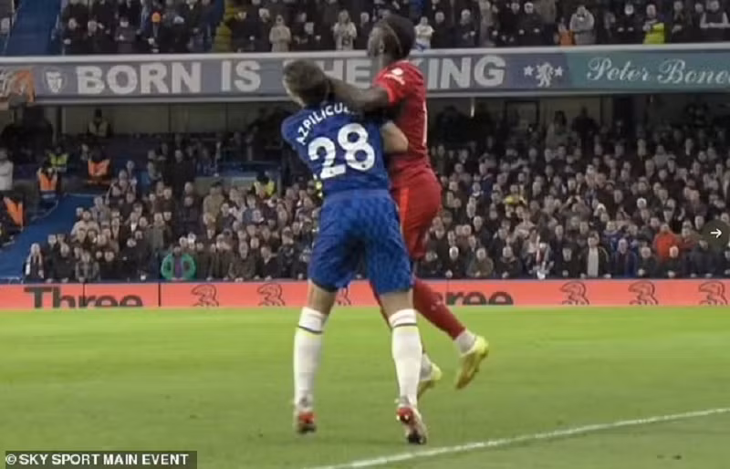 Thủ quân Chelsea bất mãn với pha nhận thẻ vàng nhanh nhất lịch sử giải Ngoại hạng -0