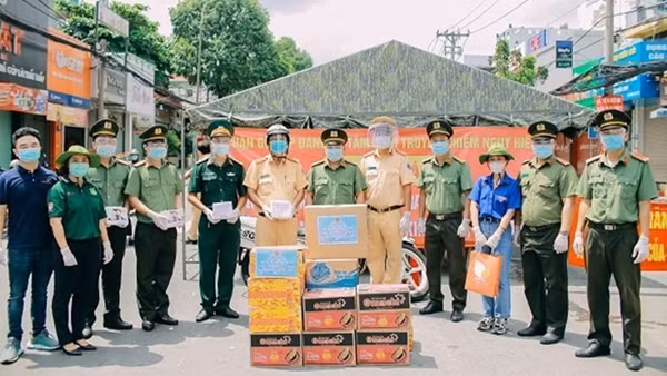 Tuổi trẻ Công an TP Hồ Chí Minh&nbsp;chung tay thực hiện “mục tiêu kép” mùa dịch