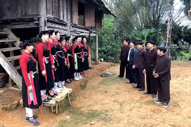 shấng cọ gồm rất nhiều thể loại, như hát đố, hát giao duyên của nam thanh nữ tú.jpg -0