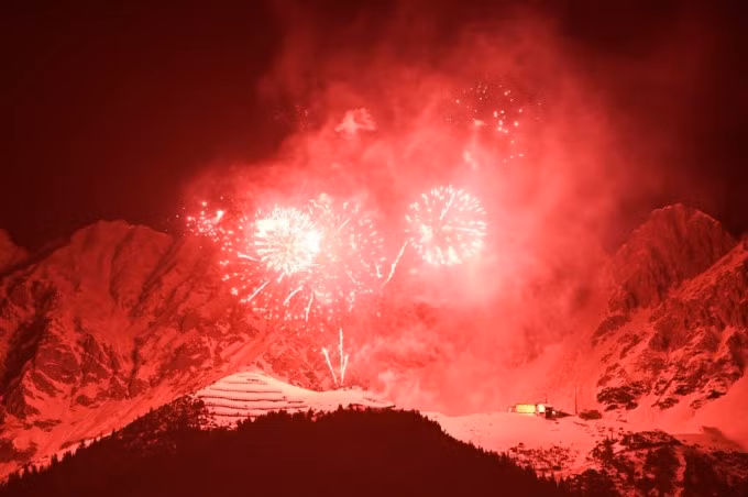 Pháo hoa rực sáng bầu trời Á- Âu chào đón năm mới 2022 -0