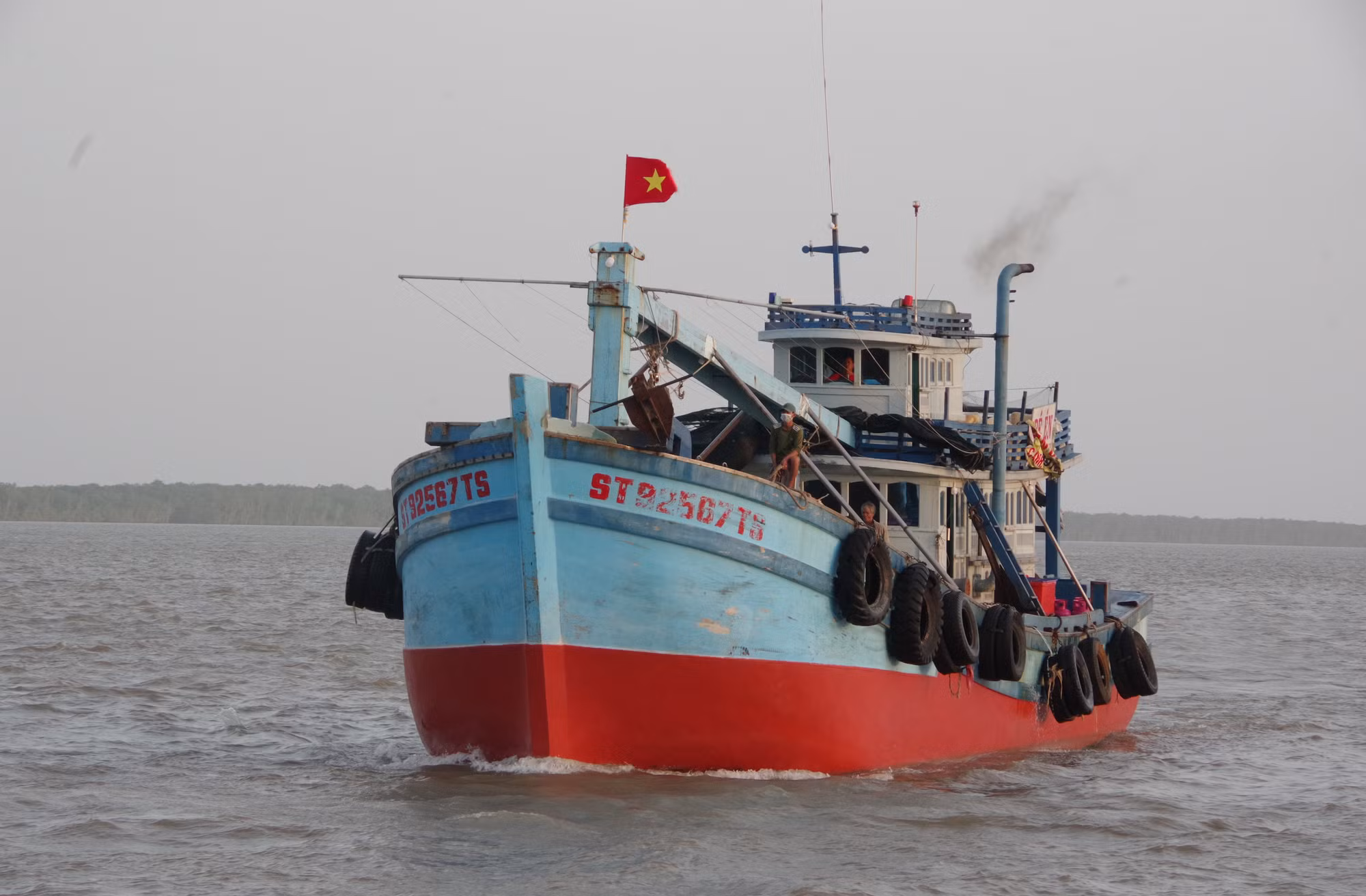Tàu cá cứu được 2 ngư dân gặp nạn trên biển -0
