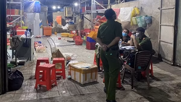Tiêu hủy gần 4,5 tấn thực phẩm sau khi xử phạt hơn 152 triệu đồng ảnh 3
