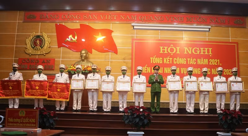 Mỗi cán bộ chiến sỹ luôn gắn bó mật thiết với Nhân dân -0