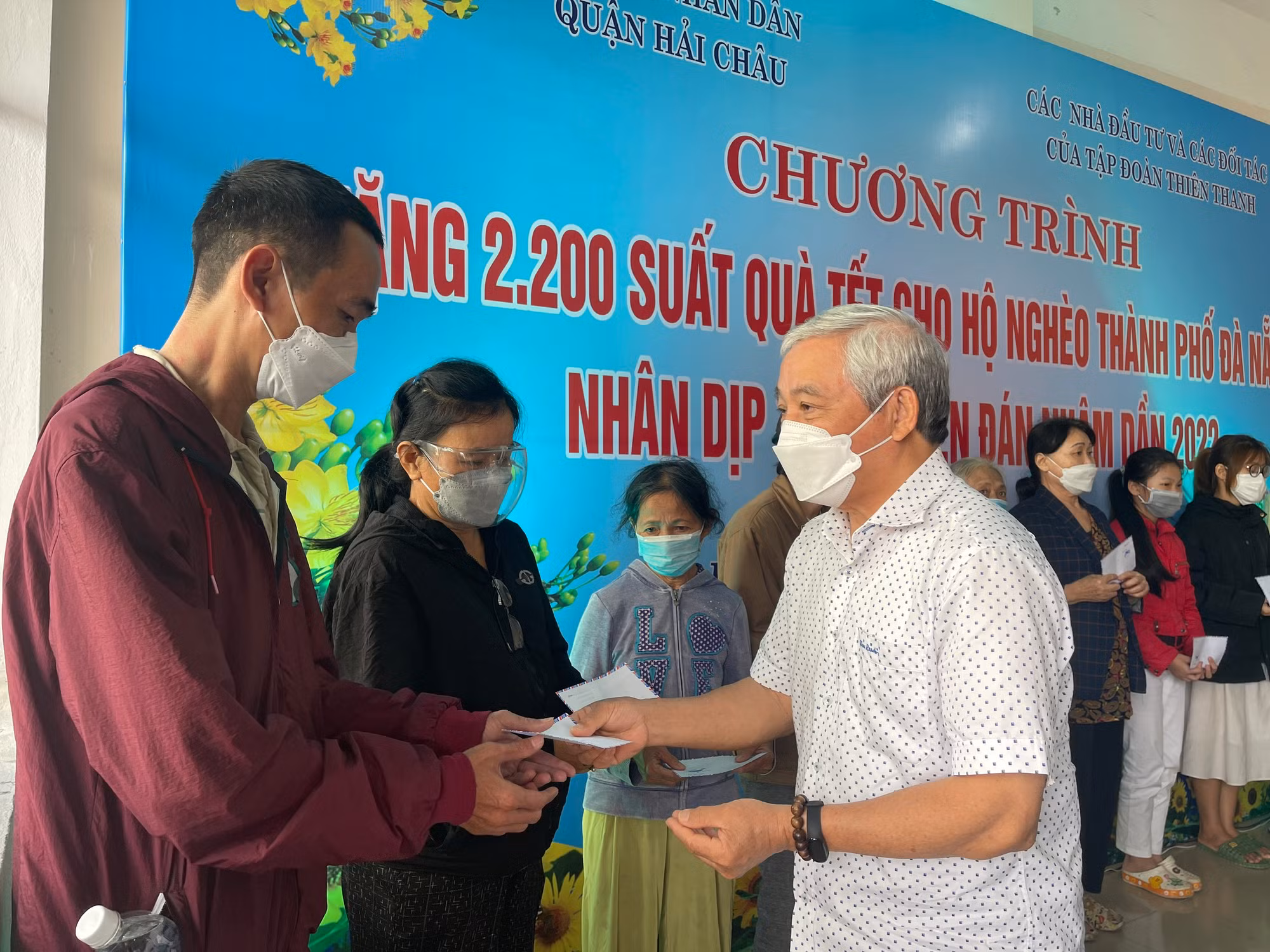 Trao 5.400 phần quà trị giá 2,7 tỉ đồng cho cho các hộ gia đình khó khăn ở Đà Nẵng và Quảng Ngãi -2