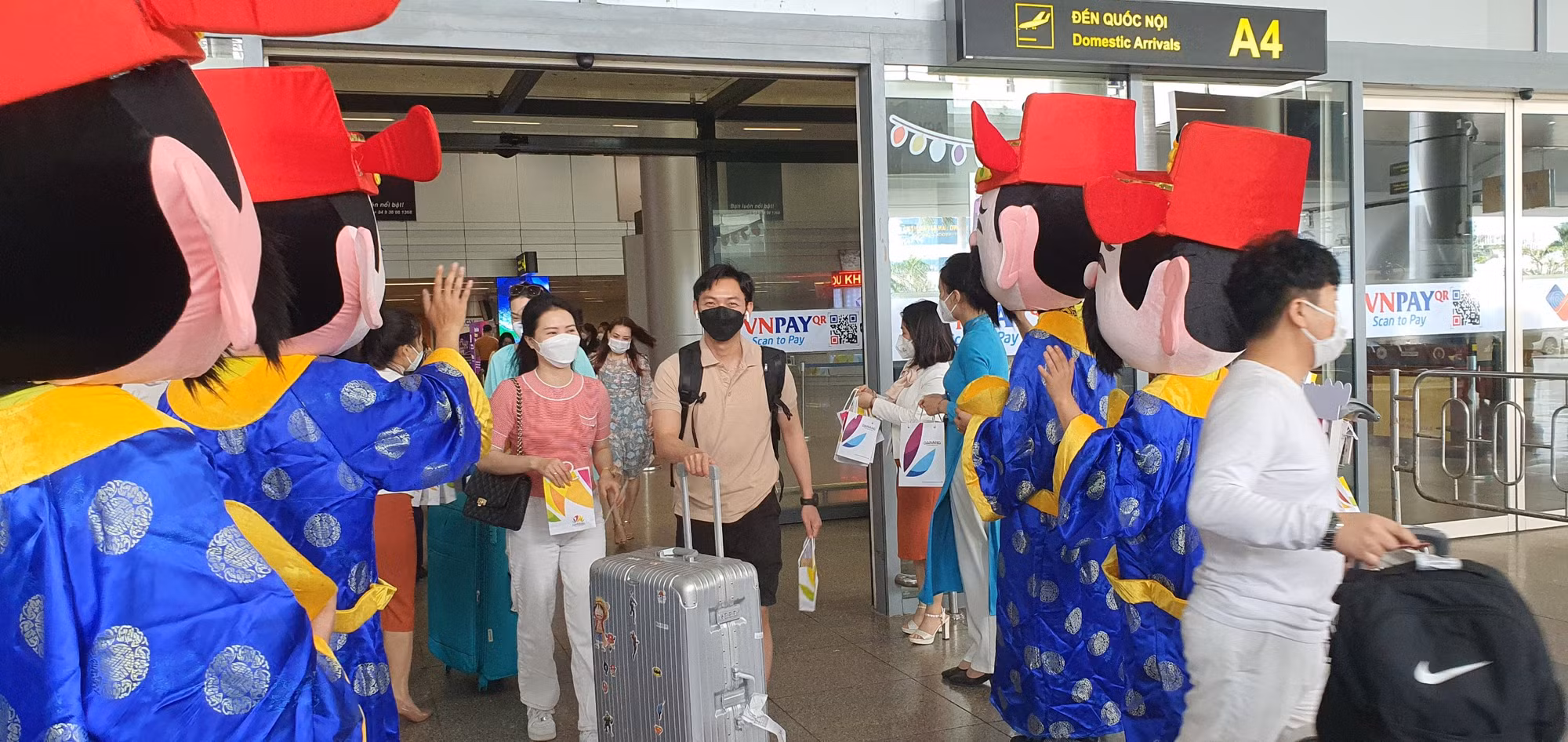 Đà Nẵng đón hàng trăm du khách “xông đất” ngày đầu năm mới 2022 -1