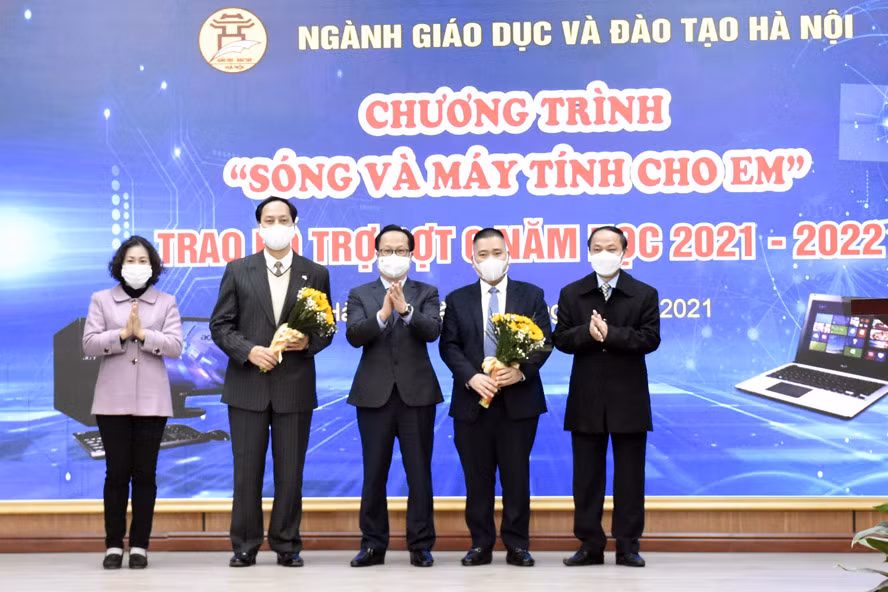 Hà Nội trao tặng 6.900 thiết bị cho học sinh nghèo học trực tuyến -0