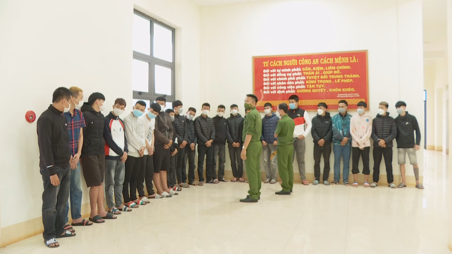 Bỏ chạy trong lúc hỗn chiến, một thanh niên bị xe tông tử vong -0