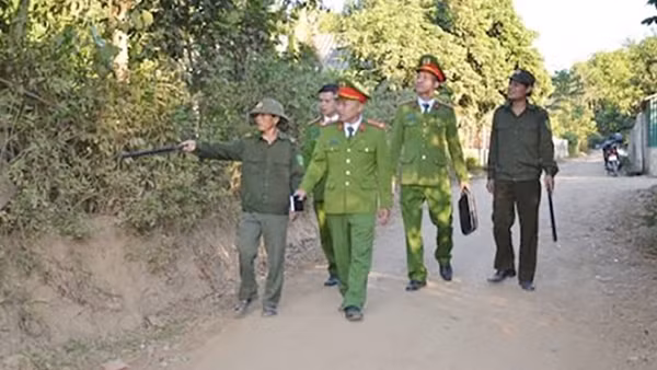 Công an xã đưa người bị rối loạn thần kinh về với gia đình ảnh 2