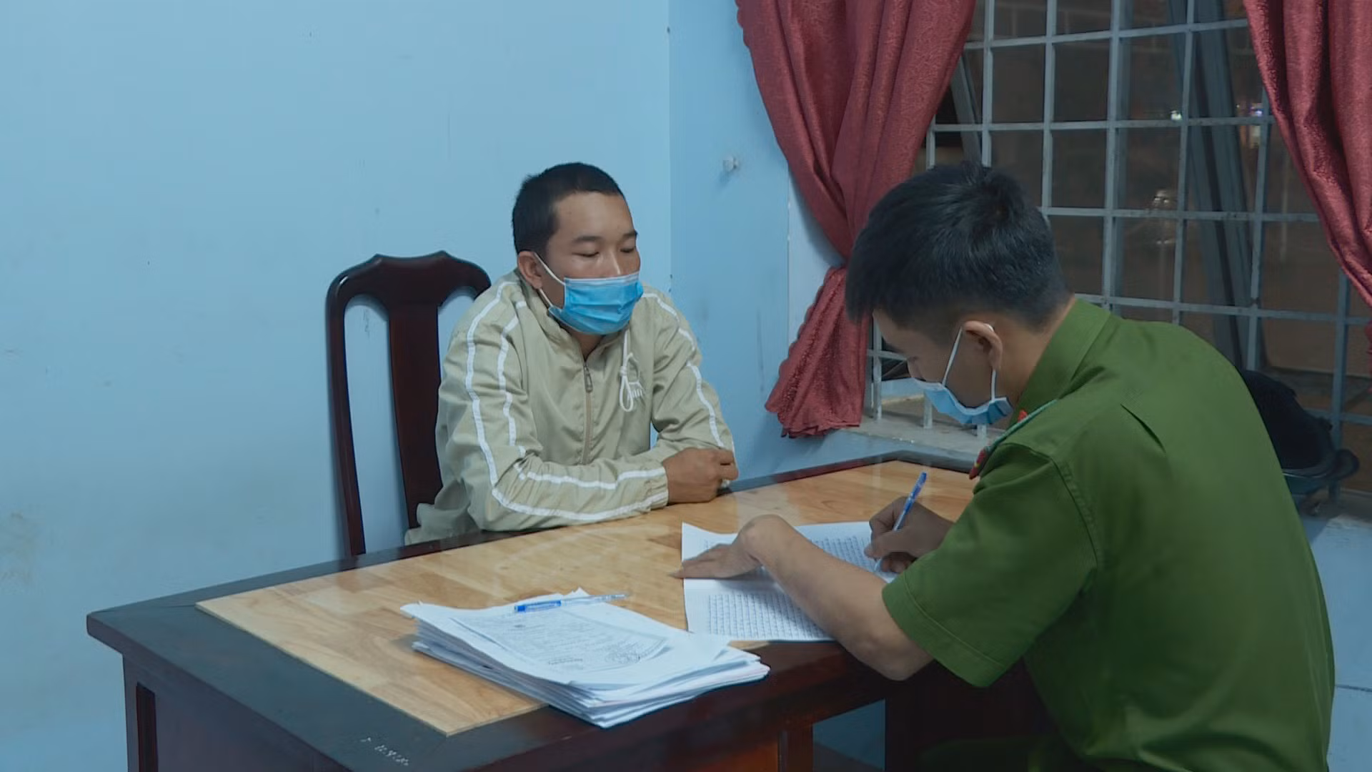 Gã thợ xây nhiều lần quan hệ với bé gái 14 tuổi -0