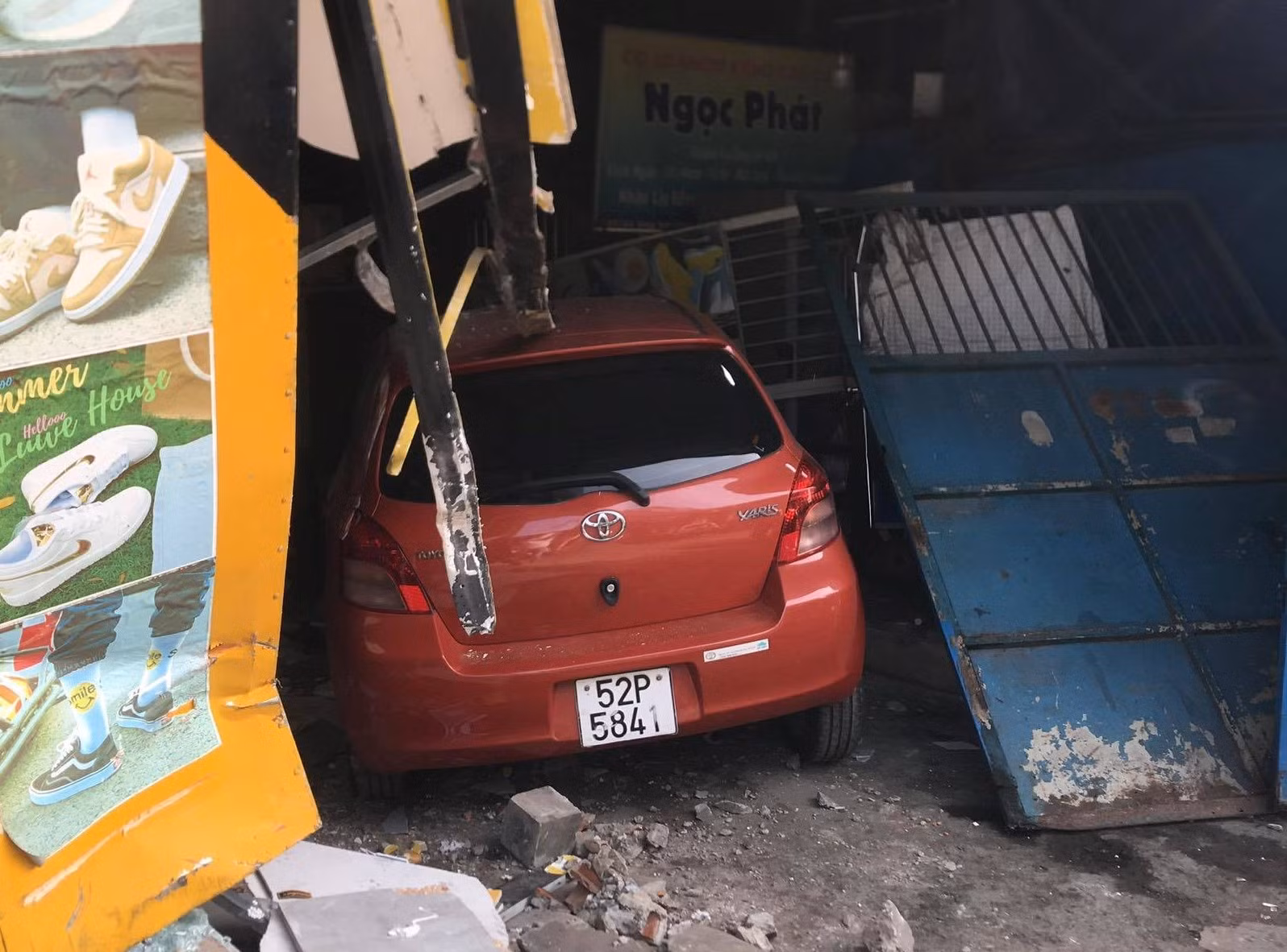 Người phụ nữ lái xe 4 chỗ tông 2 xe máy rồi lao vào 2 cửa hàng ven đường -0