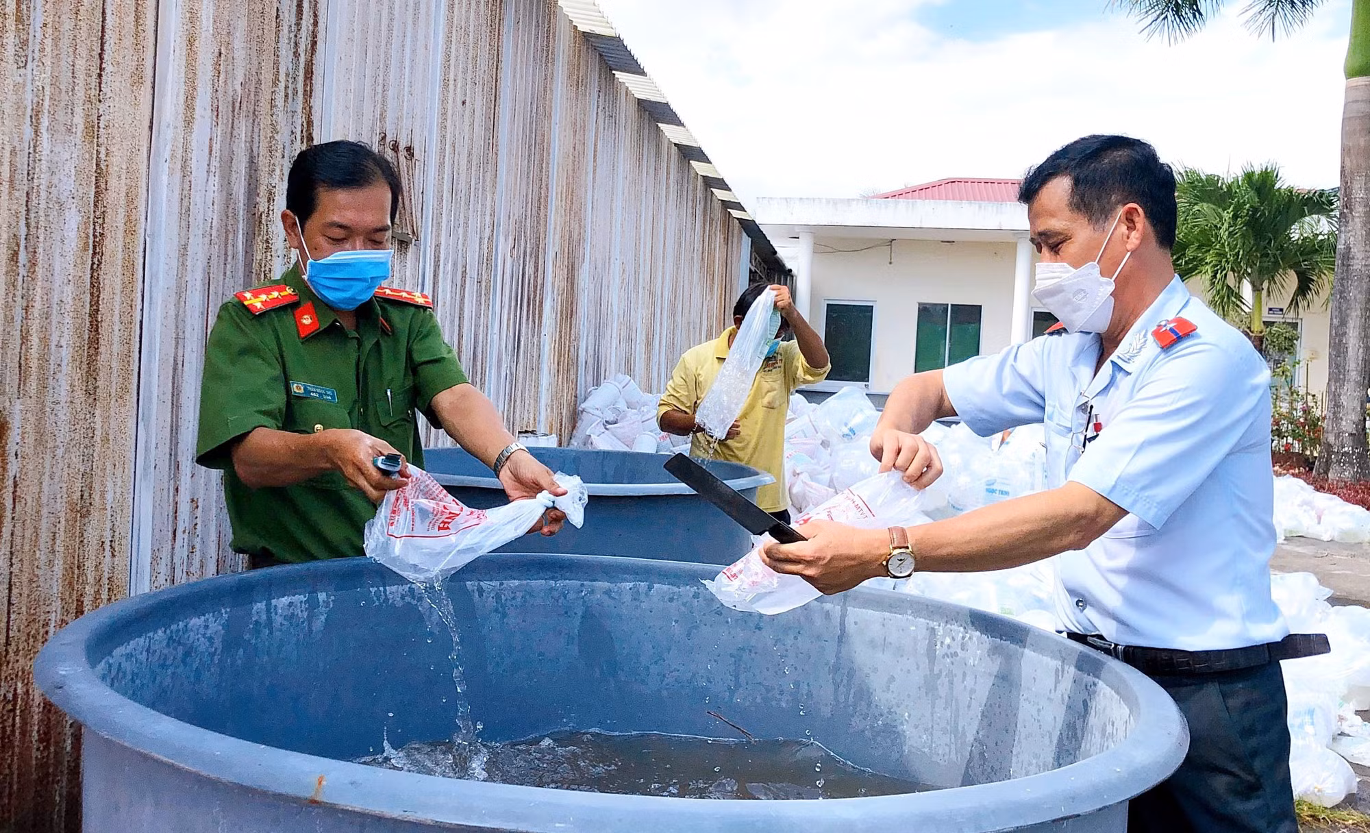 Tiêu hủy gần 4,5 tấn thực phẩm sau khi xử phạt hơn 152 triệu đồng ảnh 4