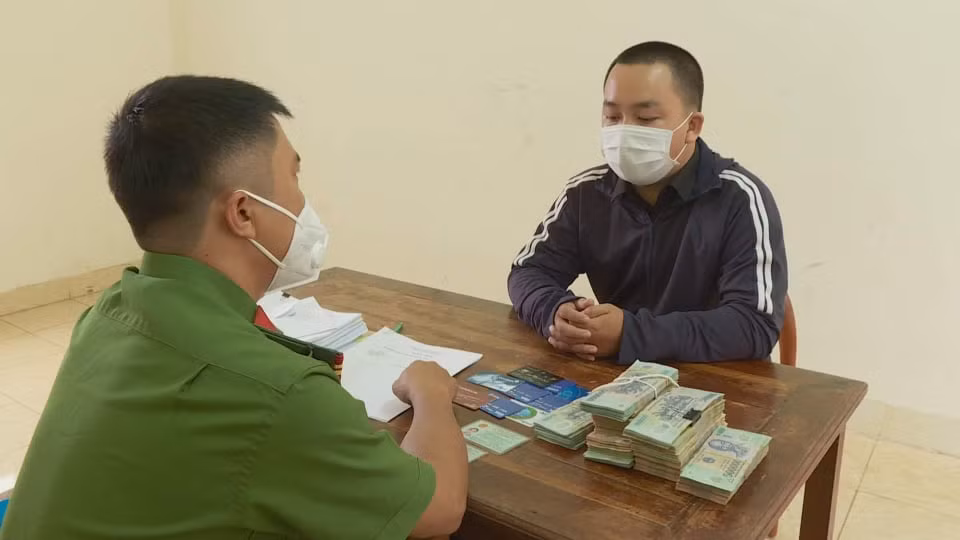 Chiếm dụng hơn 400 tài khoản Facebook để lừa hơn 10 tỷ đồng -0