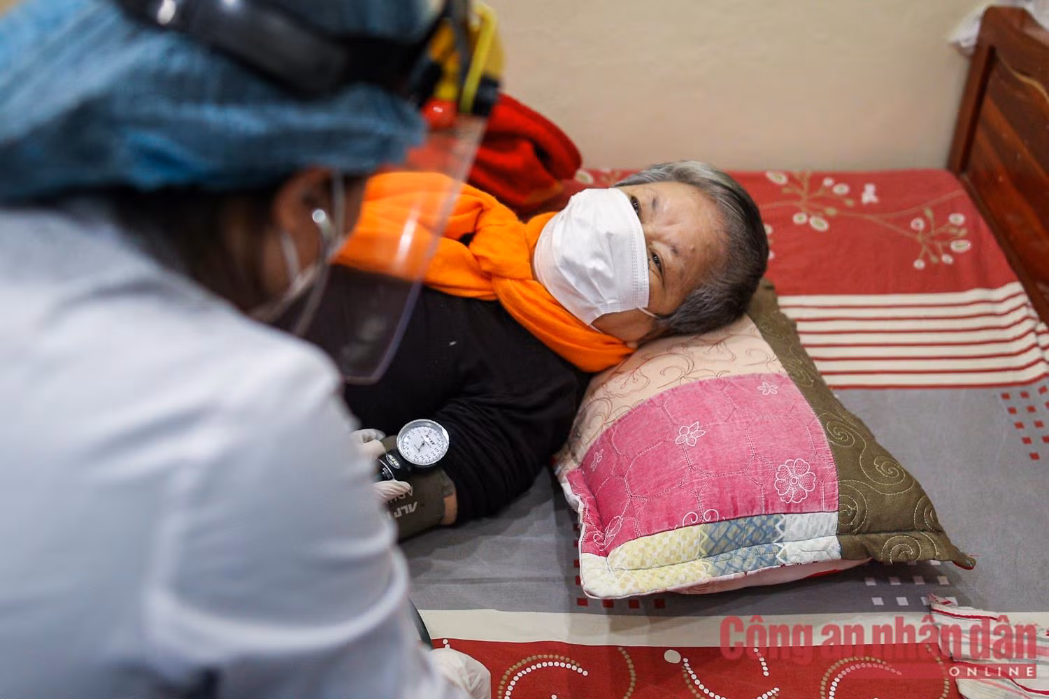 Hà Nội: Khẩn trương tiêm vaccine cho người già tại nhà -1
