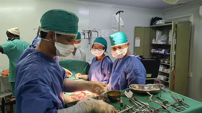 kíp phẫu thuật khoa Ngoại bệnh viện dã chiến cấp 2 số 3 Việt Nam hỗ trợ bệnh viện Bác sỹ Không biên giới MSF mổ lấy thai thành công 1 ca Suy thai ở bà mẹ gù vẹo cột sống nặng nề do di chứng lao cột sống -1