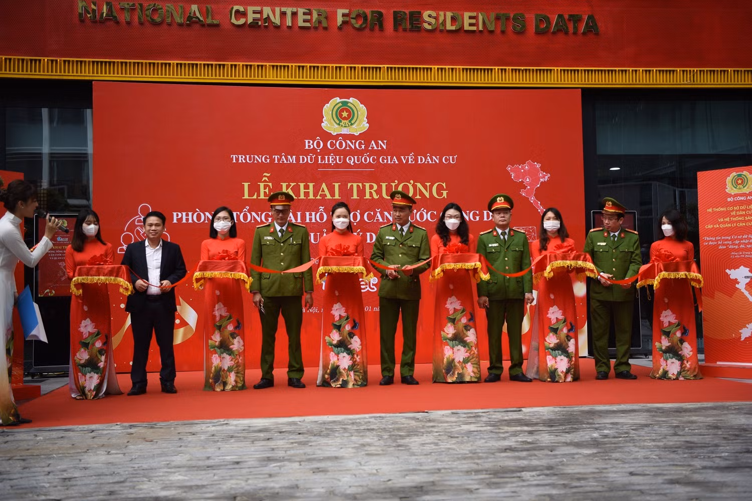 Trong buổi sáng tiếp nhận gần 200 cuộc gọi hỏi về căn cước công dân gắn chíp -0