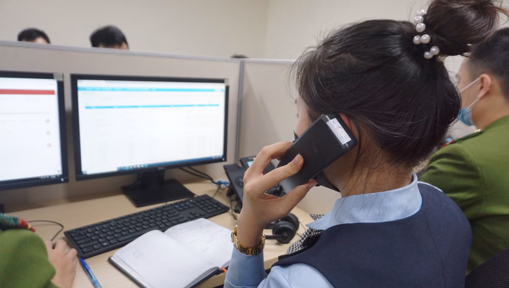 Trong buổi sáng tiếp nhận gần 200 cuộc gọi hỏi về căn cước công dân gắn chíp -0