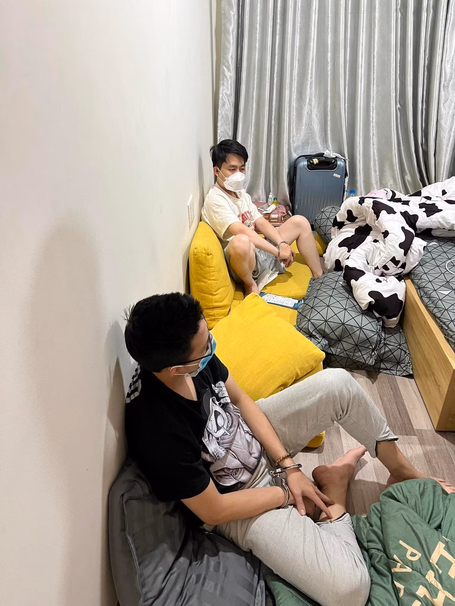 Tạm giữ hình sự nhóm thanh niên thê căn hộ cao cấp mở tiệc ma túy cùng kiều nữ -0