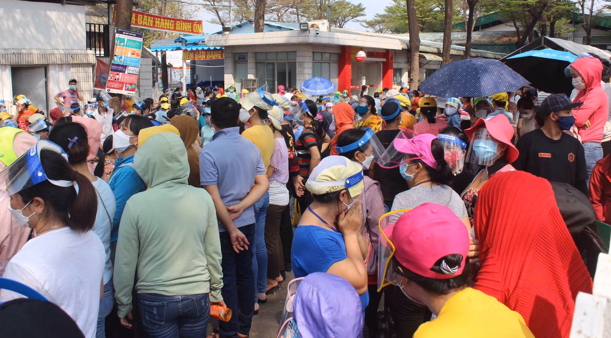 Ngăn chặn hàng nghìn công nhân tụ tập gây ách tắc trên quốc lộ -0