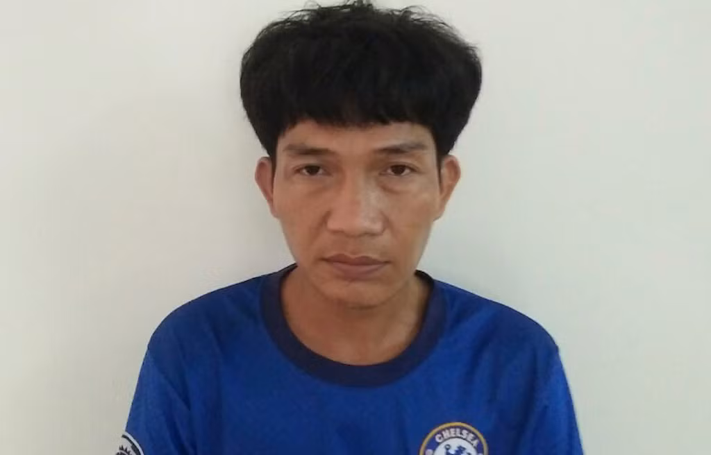Gã hớt tóc cầm dao khống chế, cưỡng hiếp cô gái trẻ -0