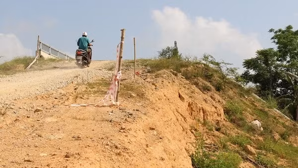 Cầu xây xong gần 2 năm, đường dẫn vẫn “treo”