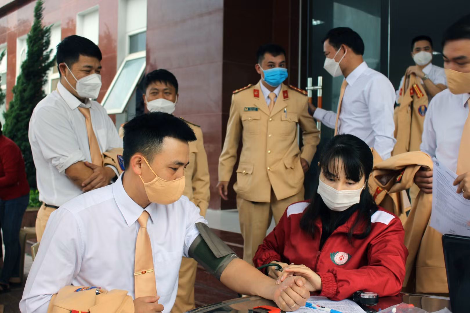 Hơn 100 CSGT Công an Nghệ An hiến máu tình nguyện -0