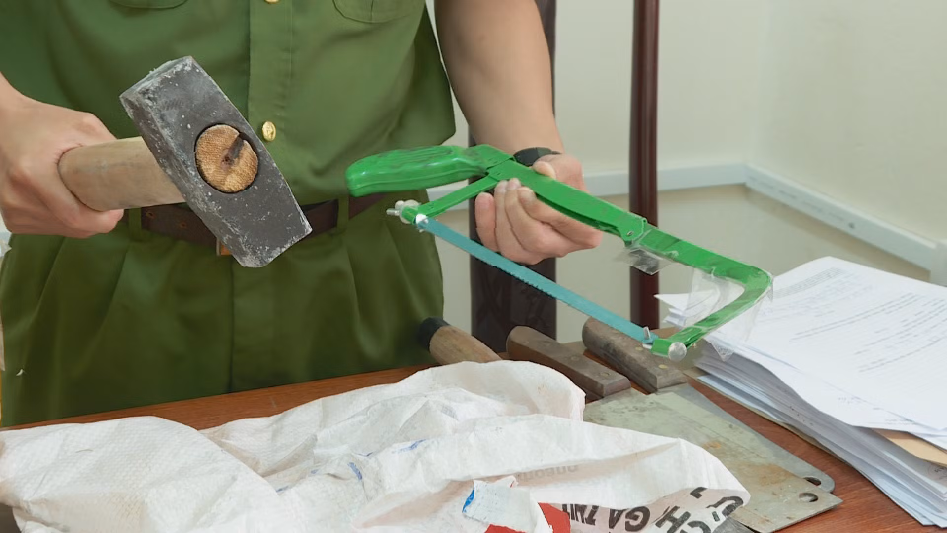 Bắt kẻ đột nhập ngân hàng trộm tài sản trong đêm -0