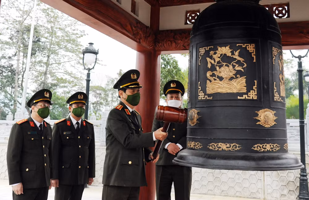 Đoàn Công tác Bộ Công an viếng Nghĩa trang Liệt sĩ Quốc gia Vị Xuyên -1