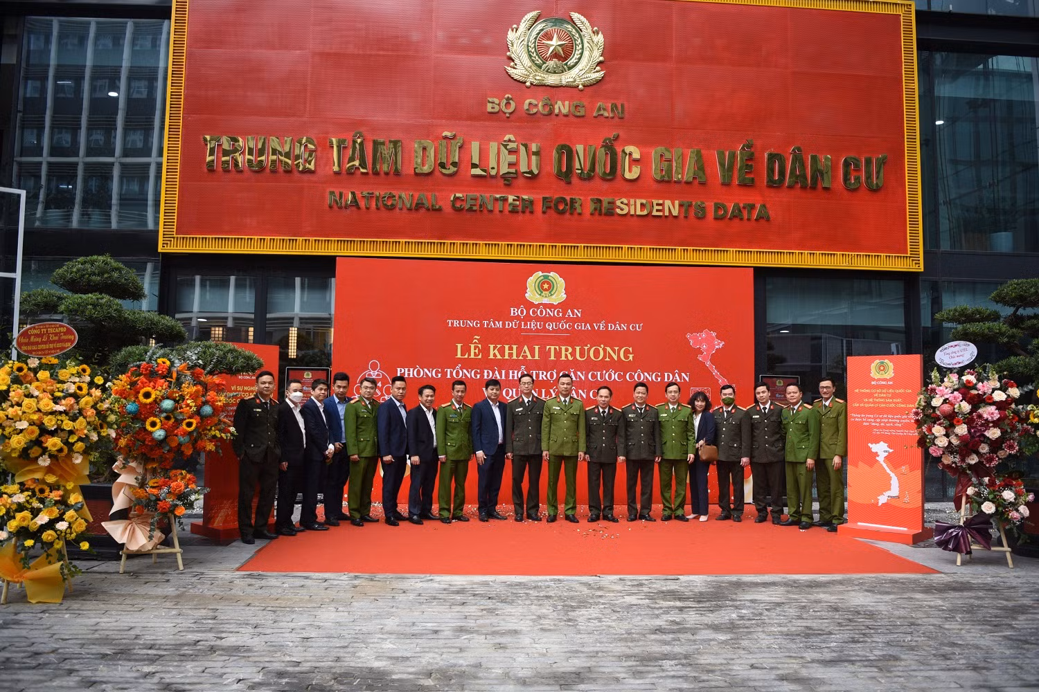 Trong buổi sáng tiếp nhận gần 200 cuộc gọi hỏi về căn cước công dân gắn chíp -0