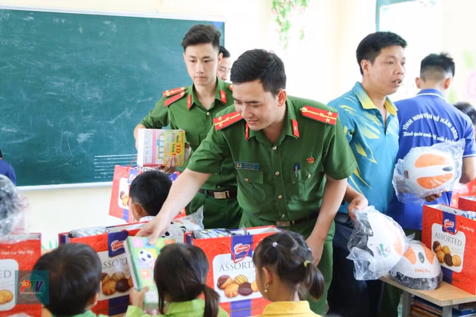Phó Bí thư Đoàn ghi dấu với hàng nghìn bữa cơm miễn phí cho trẻ em vùng cao -0