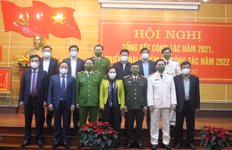 Mỗi cán bộ chiến sỹ luôn gắn bó mật thiết với Nhân dân -0