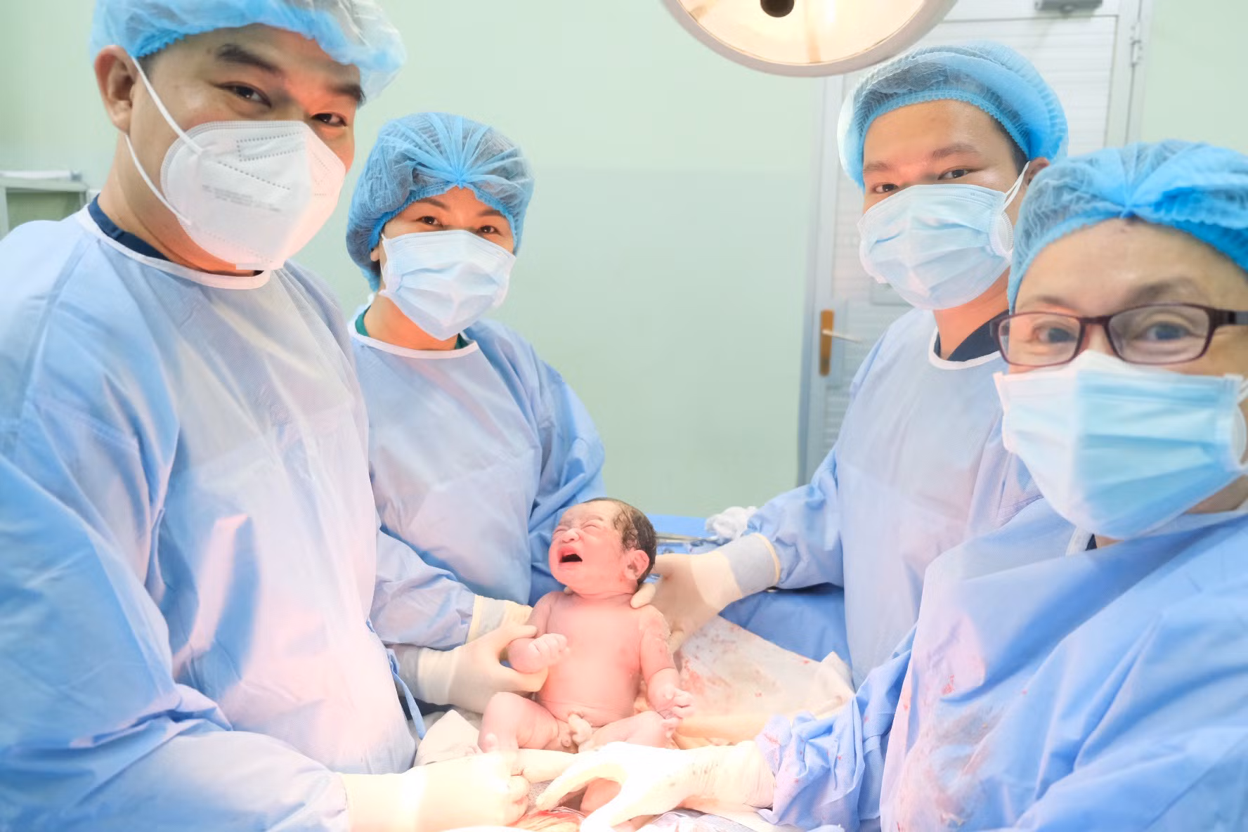 Những em bé chào đời phút đầu tiên của năm mới 2022 -0