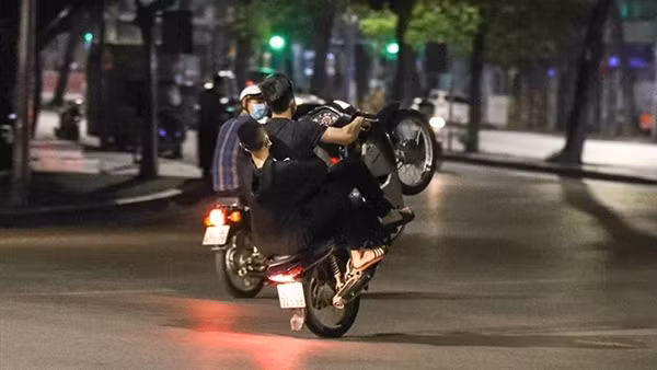 Ngăn chặn hơn 100 "quái xế" so kè, quậy phá lúc rạng sáng ảnh 6