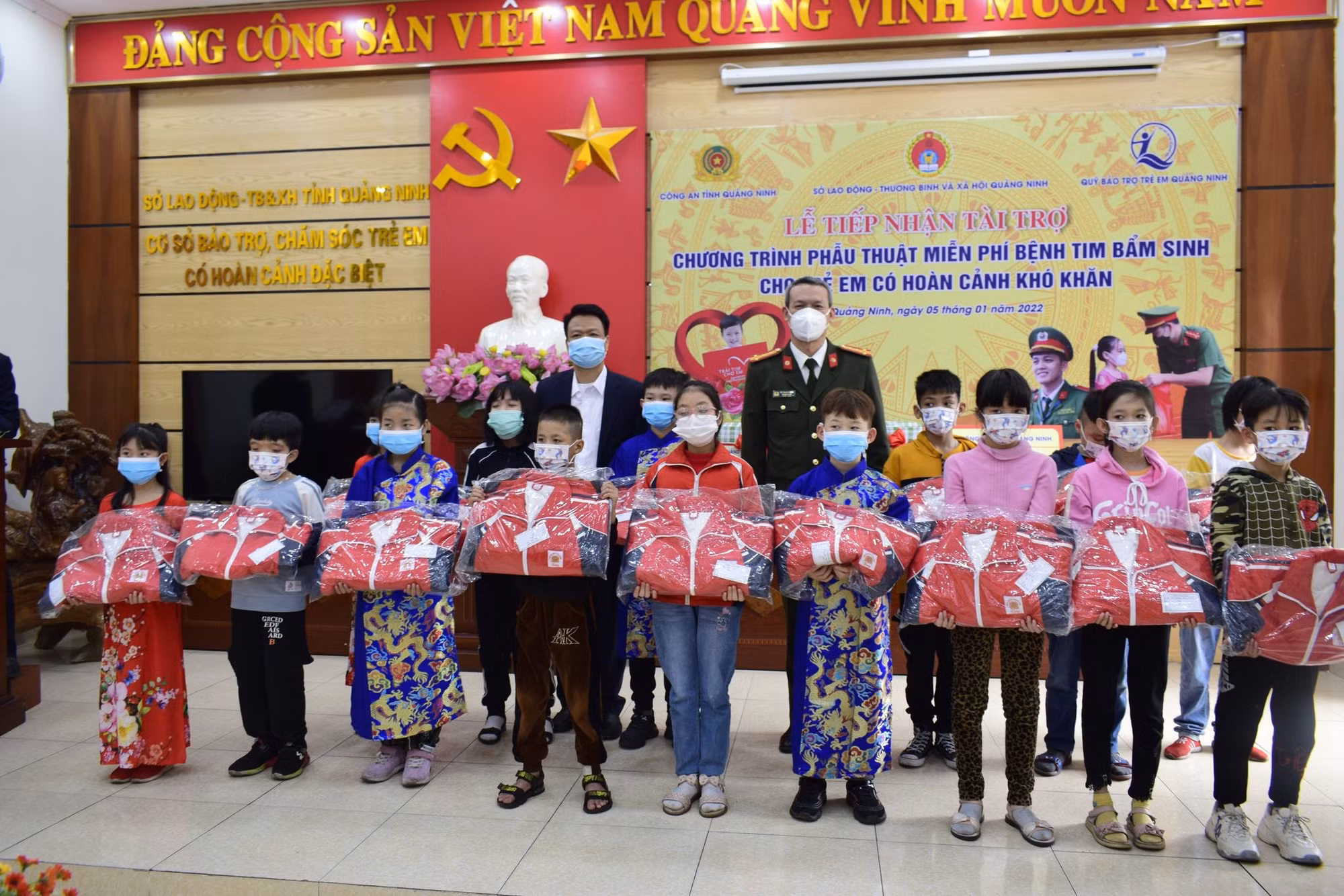 Công an tỉnh Quảng Ninh ủng hộ 407 triệu đồng chương trình “Trái tim cho em” -0