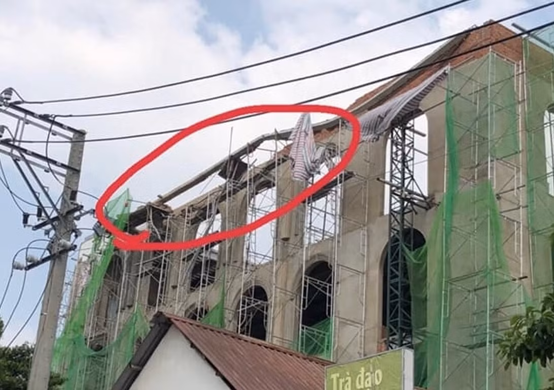 Sập giàn giáo sửa chữa nhà hàng, 2 công nhân tử vong -0