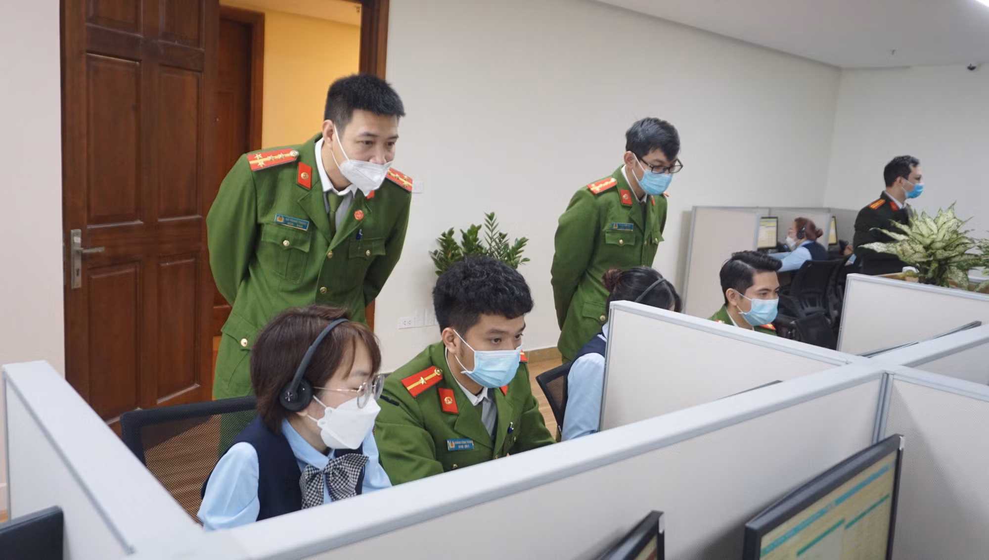 Trong buổi sáng tiếp nhận gần 200 cuộc gọi hỏi về căn cước công dân gắn chíp -0