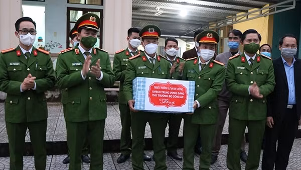Thứ trưởng Lê Quốc Hùng thăm các gia đình cố lãnh đạo Bộ Công an ảnh 6