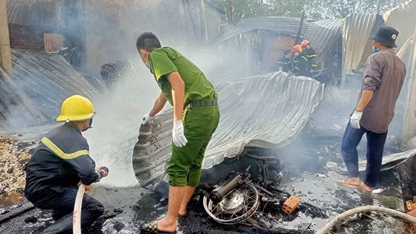 Nghi án mâu thuẫn tình cảm dùng xăng đốt nhà bạn gái ảnh 5