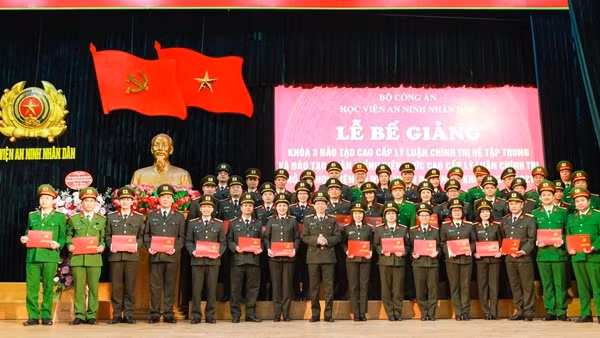 Học viện ANND trao bằng tốt nghiệp Cao cấp lý luận chính trị cho 175 học viên