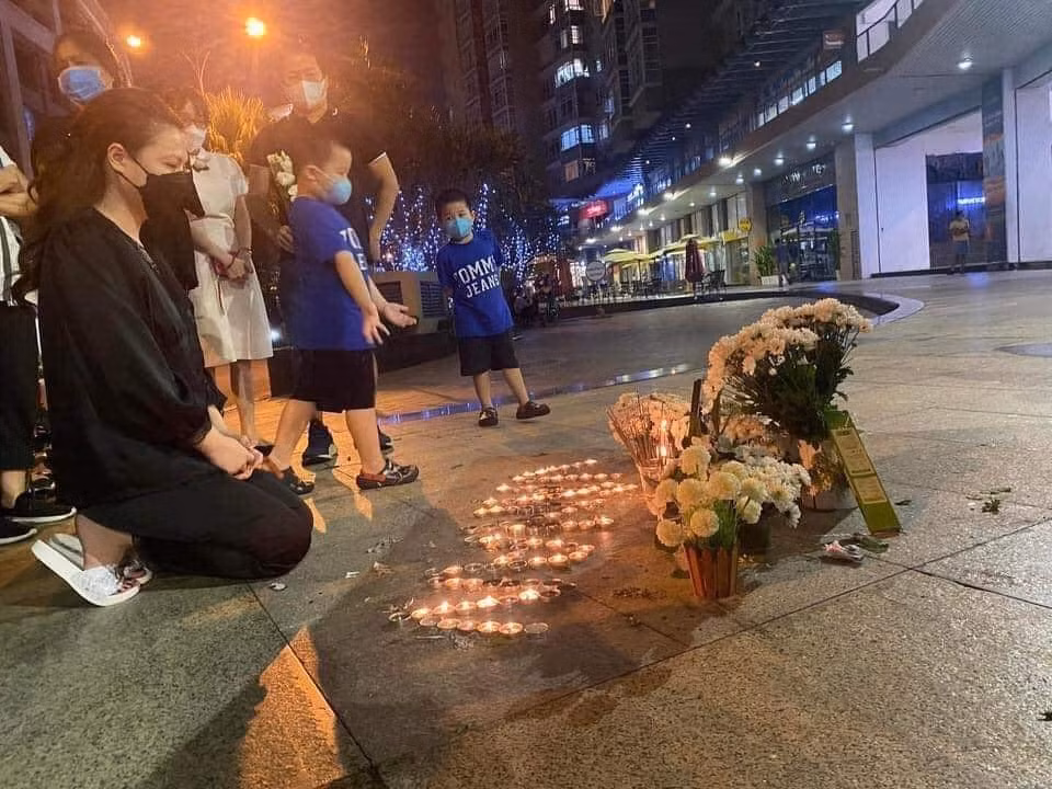 An ơi, người ở lại đau thay con... -0